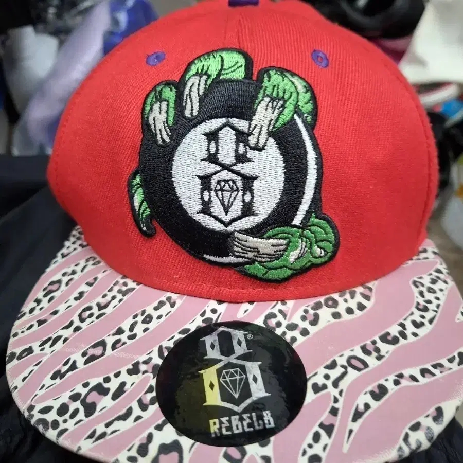 REBEL8 8볼 스냅백 레드. 미사용