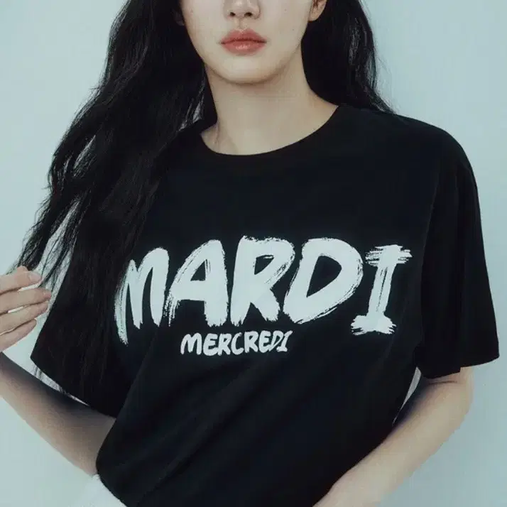 마르디메크르디 브러쉬로고 티셔츠