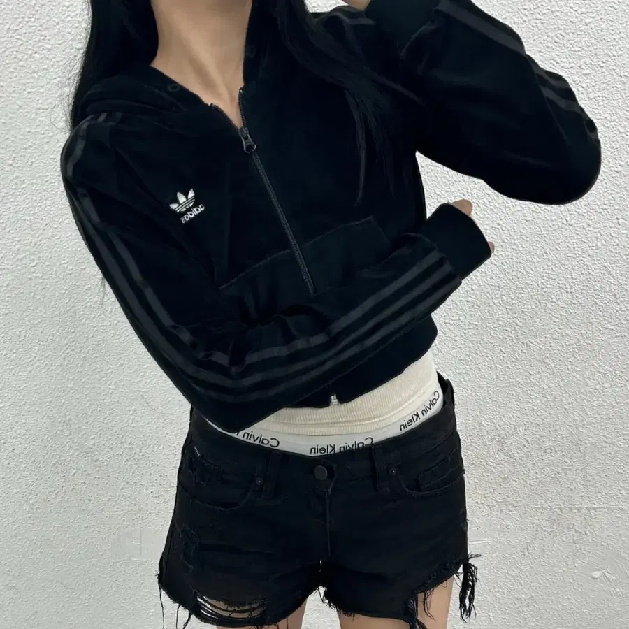 아디다스 블랙라인 벨벳 크롭 후드집업 S