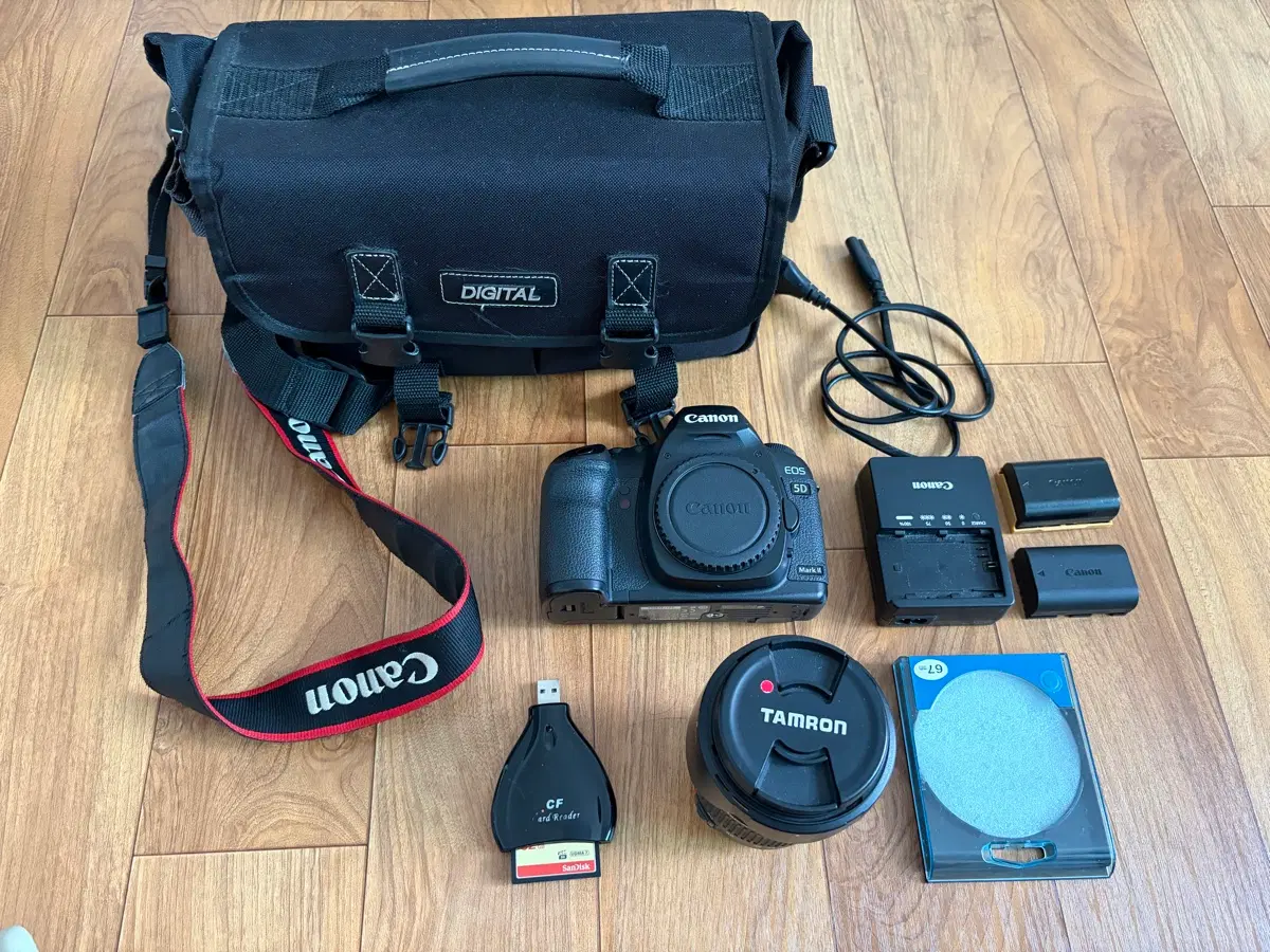 캐논 EOS 5D Mark II카메라와 Tamron 렌즈, 가방 등 풀세트 구성