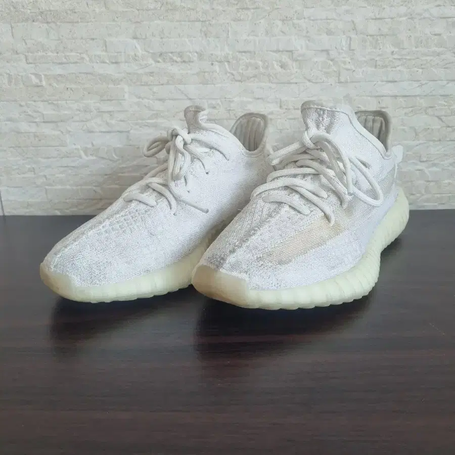 아디다스 이지 부스트 350 V2 본 240mm