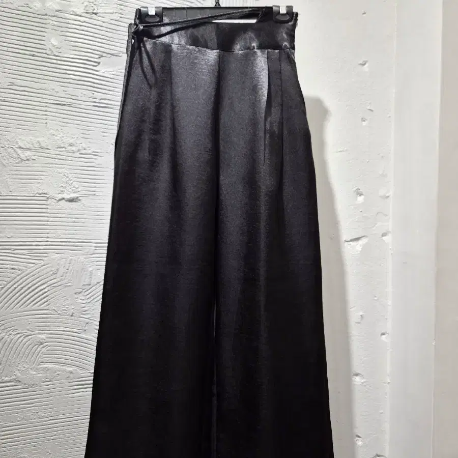 쓰리타임즈 광택 일자핏 팬츠