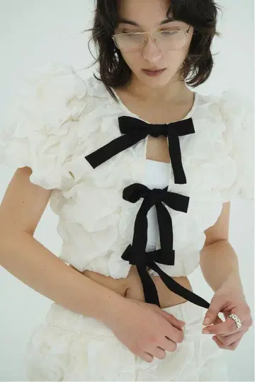 CLANE W 페이스 클라우드 퍼프 슬리브 탑