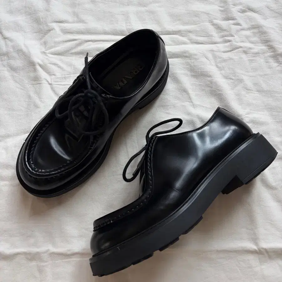 프라다 오파크 브러쉬드 레더 레이스업 슈즈 블랙 Prada Opaque Brushed Leather Lace-Up Shoes Black