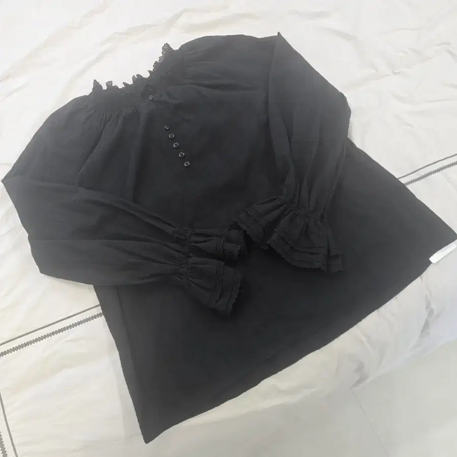 블랙 프릴 블라우스