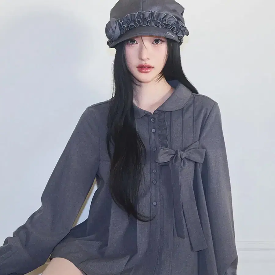 일리고 리본 플리츠 블라우스 그레이 미스치프 크랭크