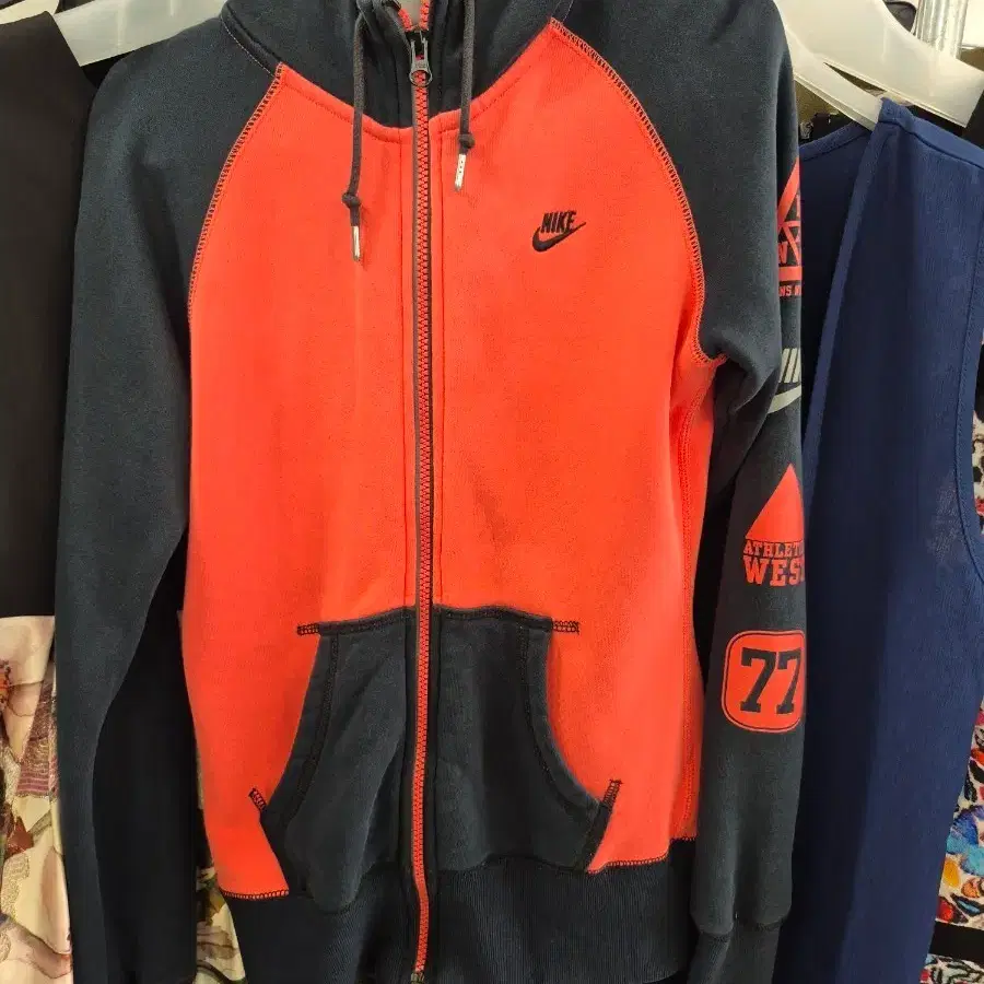 나이키 스포츠웨어(Nike Sportswear)**의 어슬레틱 웨스트(Athletic West) 빈티지 라인 여성용 레글런 후드집업