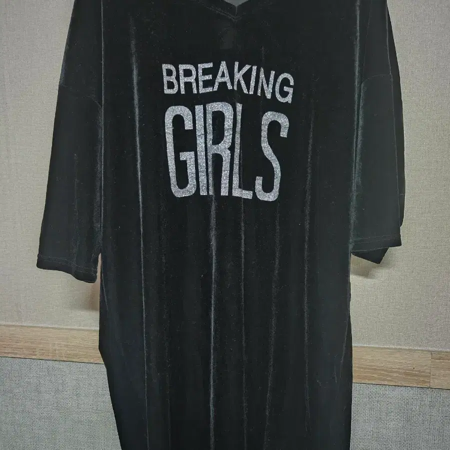 블랙 벨벳 "BREAKING GIRLS" 반팔티 (100) 총기장85, 가슴단면60