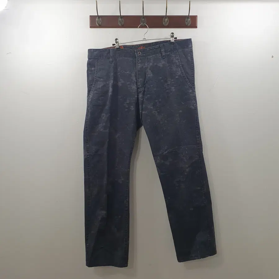 34 Dockers 남성 차콜 타이다이 프린팅 팬츠