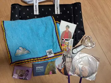 아라시 굿즈 묶음 판매 마츠모토 준 앉아있는 아라시 타월 백 아라시를 둘러싼 전시회