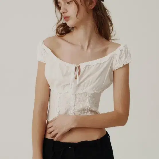 더바넷 White Petunia Smocked Blouse