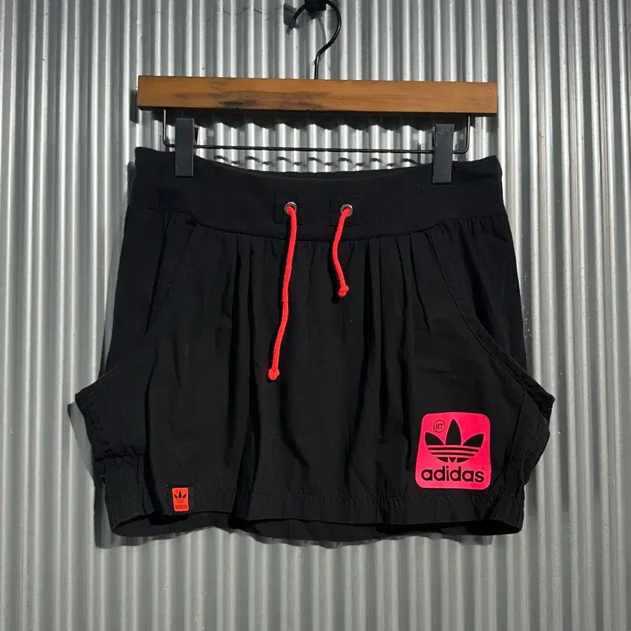 [095] 아디다스 오리지널스 adidas Originals ST 스커트 블랙 네온핑크