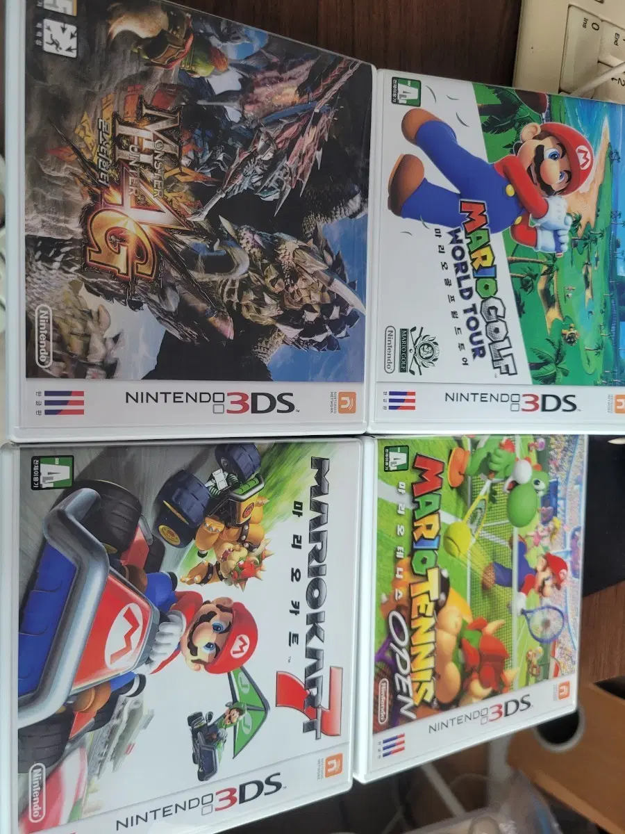3ds 마리오카트 골프 테니스 몬스터헌터4g 일괄팔아여.새거라고 보실만큼 상태좋고 깨끗해요..속지 종이 있는그대로 있습니다.