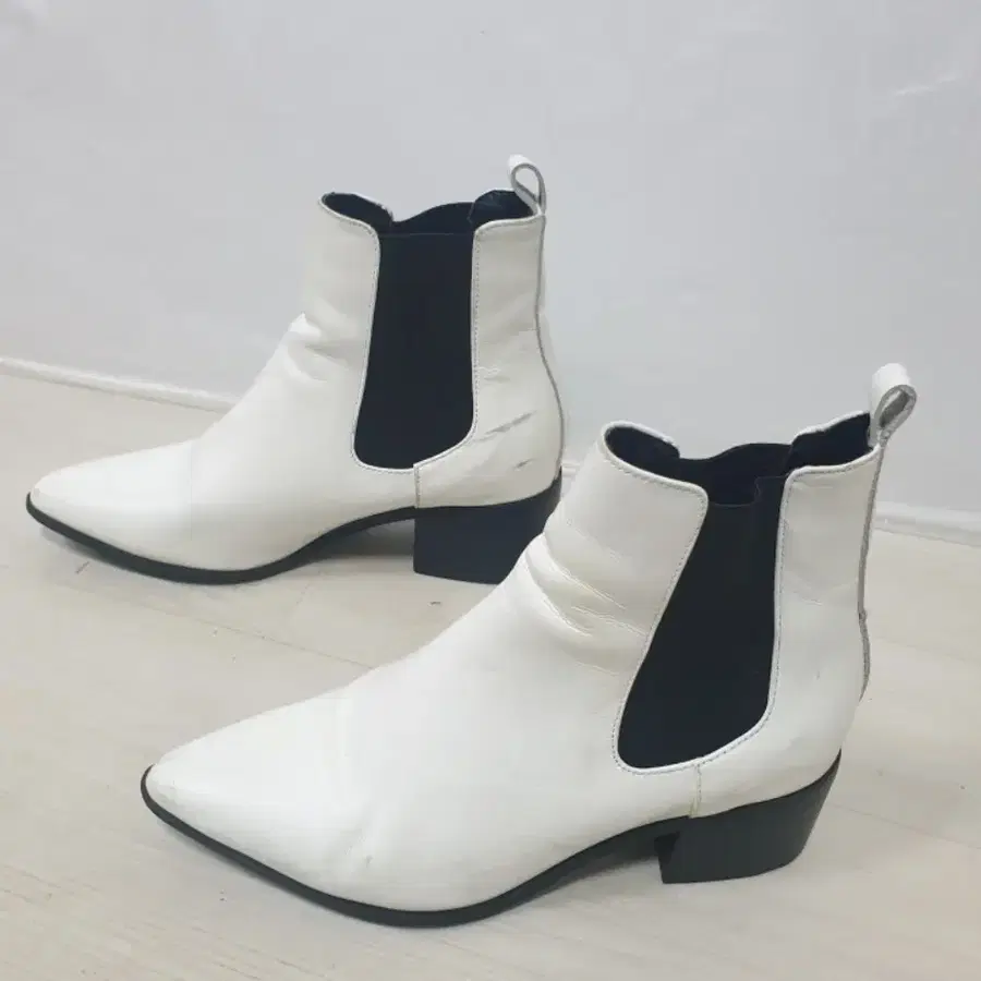 수제화 브랜드] Kangsister(강시스터) 화이트 포인트토 첼시 부츠 (240 mm)