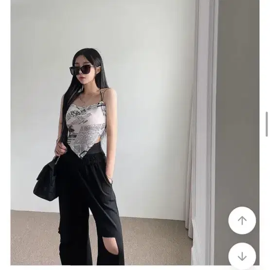 뉴스페이퍼 언발 슬리브리스 언발나시 크롭나시 프린팅나시