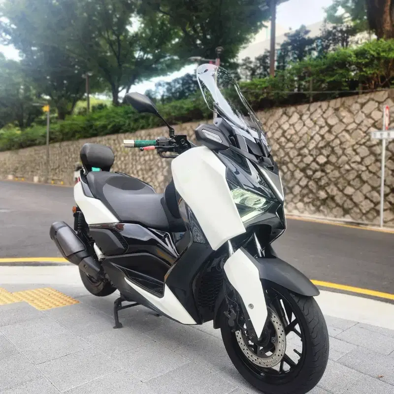 XMAX300 / 25년식 / 42,@@@km / 전면 스피커2,우퍼2 / 사이드깜박이 옵션조절가능 / 판매합니다