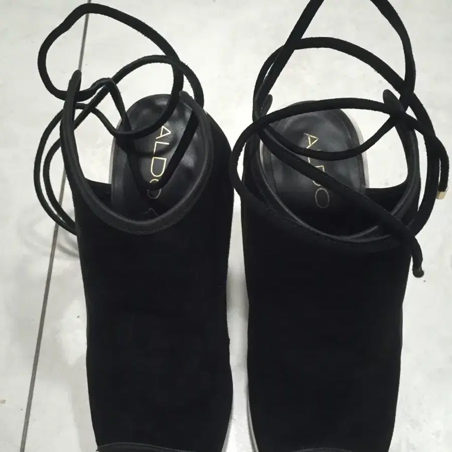 알도(ALDO) 블랙 스웨이드 오픈토 앵클 스트랩 힐 230
