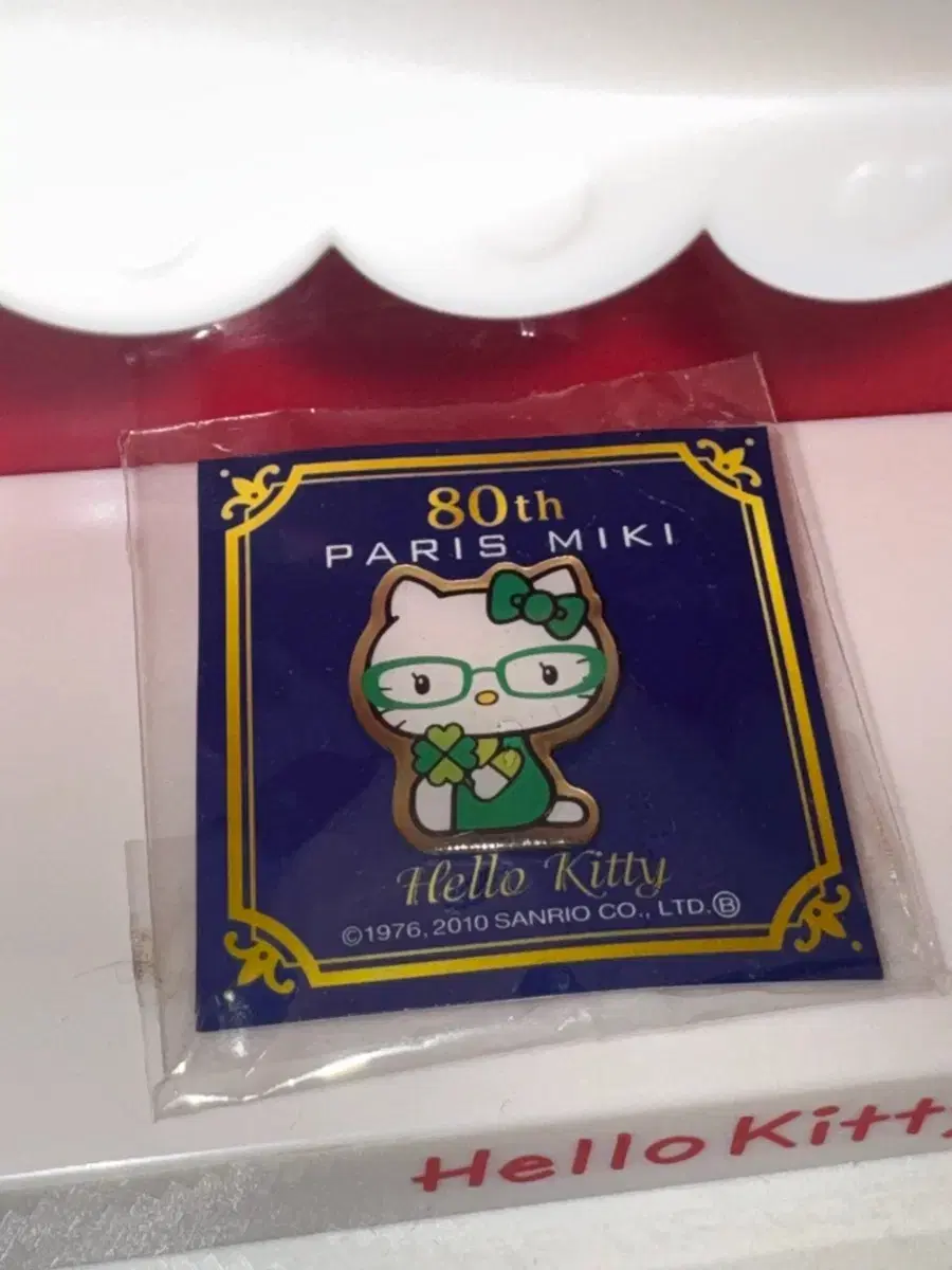 고전키티 80주년 파리미키 클로버 뱃지