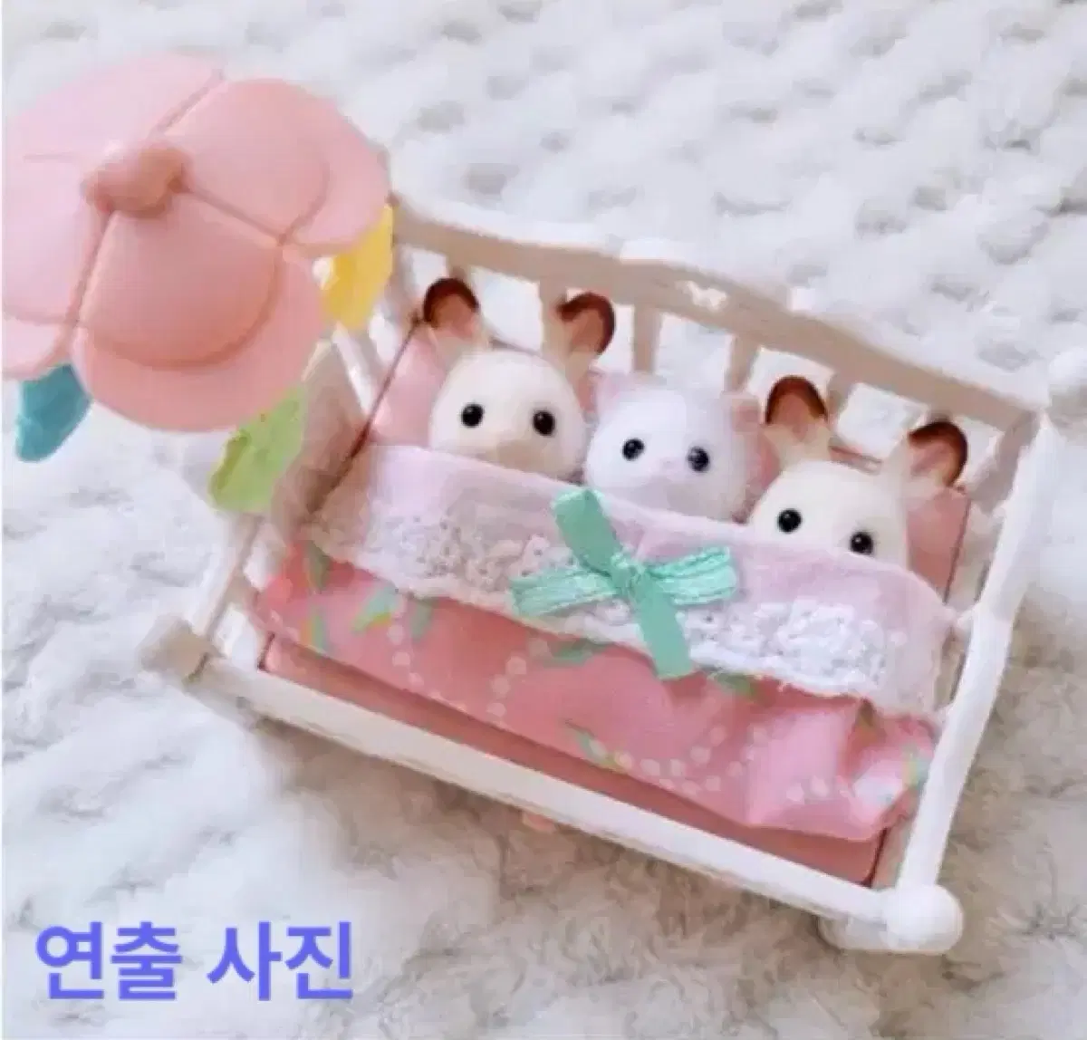 실바니안 세쌍둥이 아기 침대와 모빌(미사용)