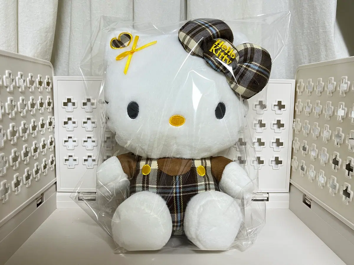 헬로키티 체크무늬 인형 25cm 새상품