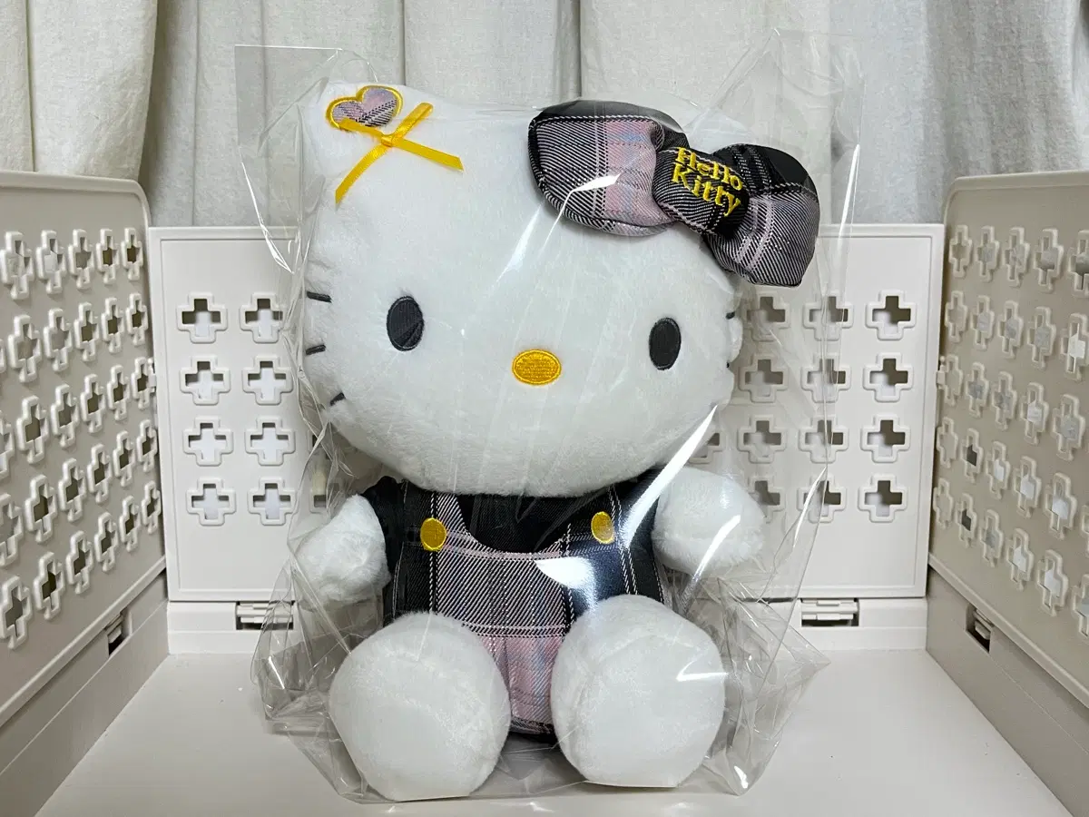 헬로키티 체크무늬 인형 25cm 새상품