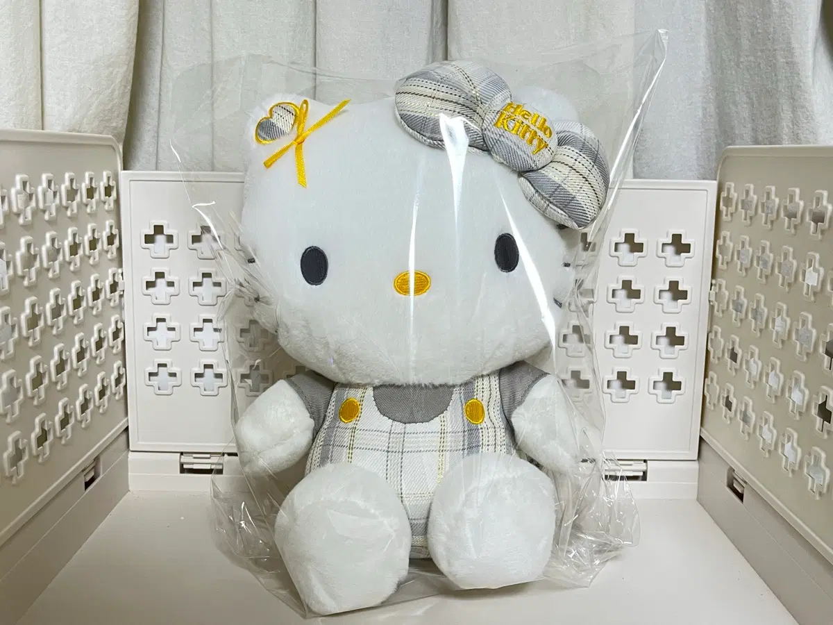 헬로키티 체크무늬 인형 25cm 새상품