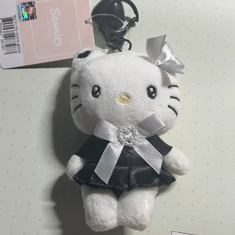 새상품 키티 인형 키링 헬로키티 블랙 드레스 하트 키링