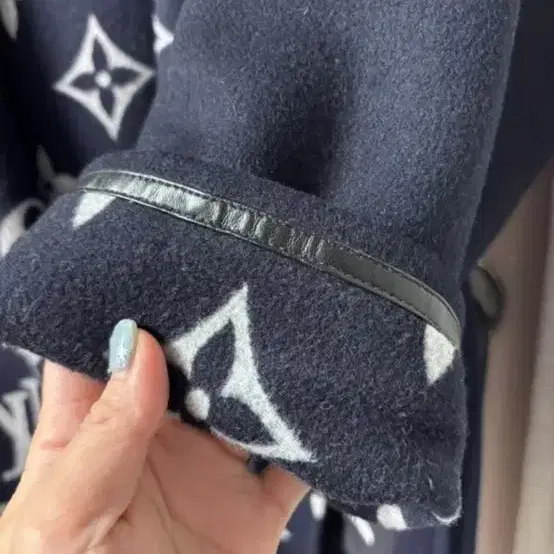루이비통 [정품] 플랩 포켓 후디드 랩 코트 다크네이비 사진 4