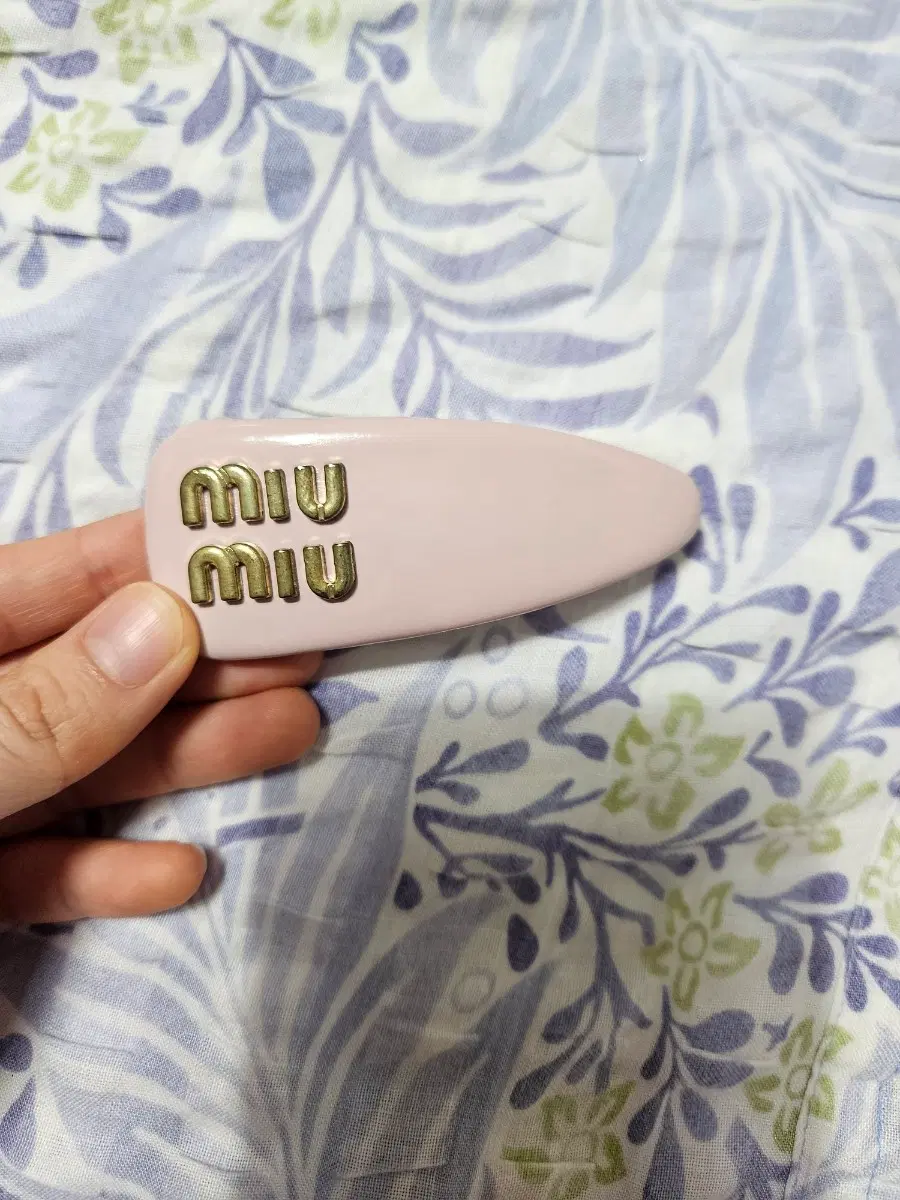 미우미우 페이턴트 가죽 헤어클립 머리핀 앨러배스터 핑크 네고 가능