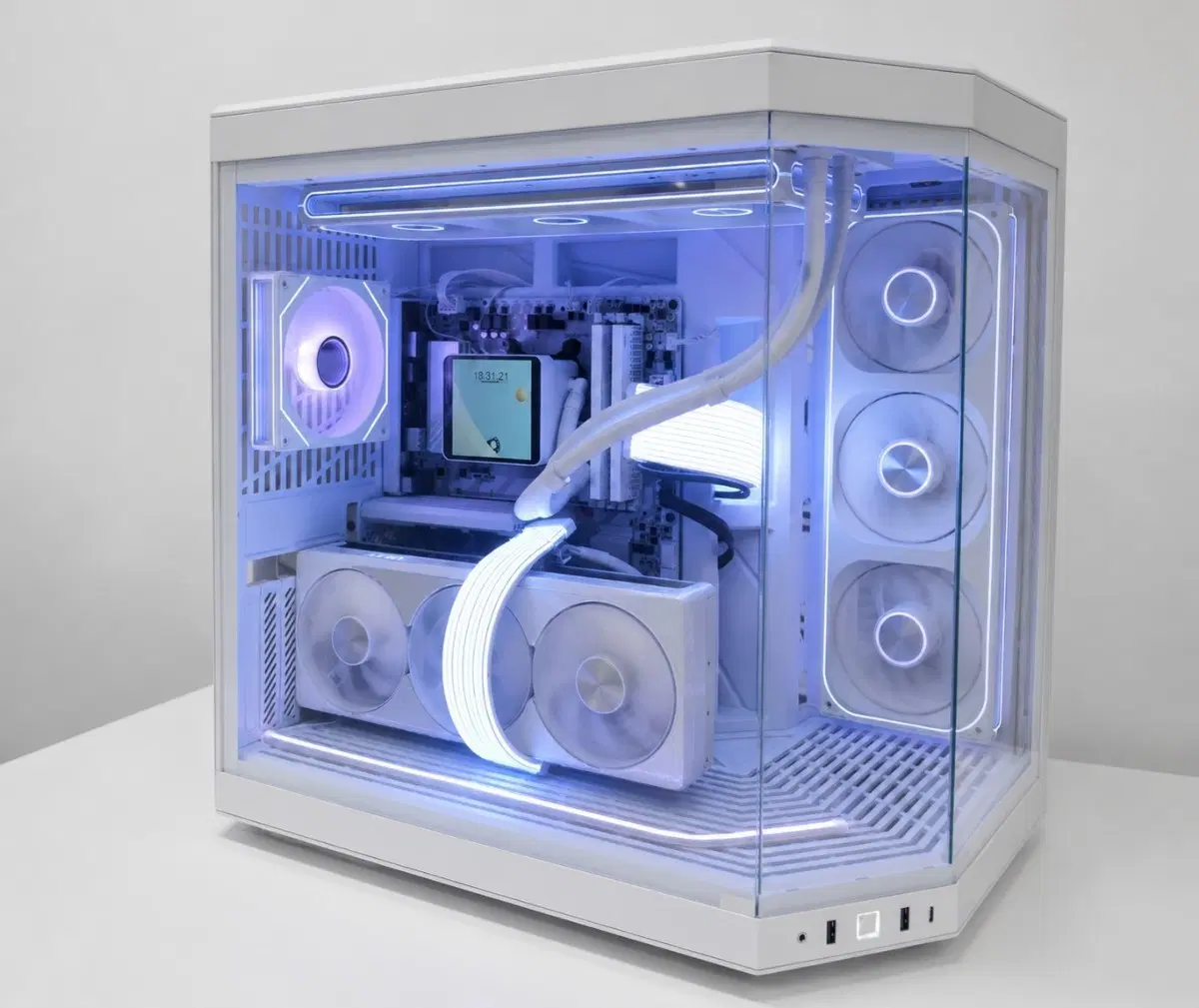 라이젠7 9800X3D 5070TI Y70 화이트 어항PC