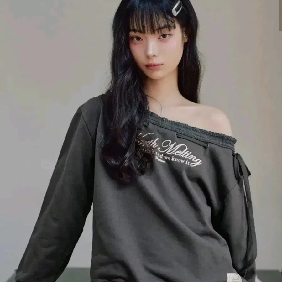 제로플래닛 하나 원 오프숄더 스웻셔츠 챠콜