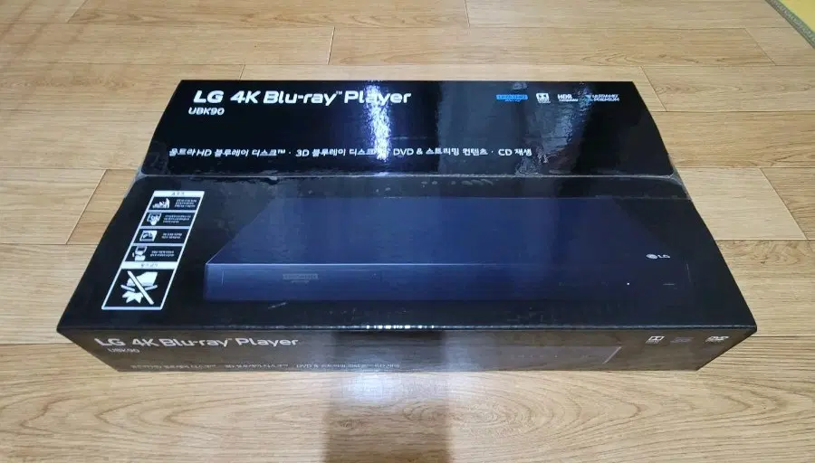 LG UBK90 4K 블루레이 플레이어 팝니다.