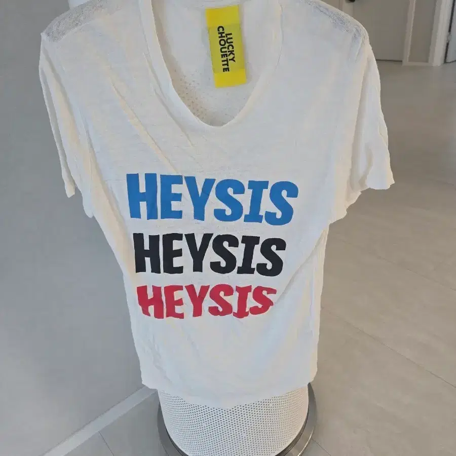 럭키슈에뜨 HEYSIS 반팔 티셔츠 화이트