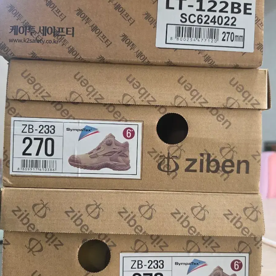 지벤 ZB-233 안전화 270mm SympaTex 기능이 적용된 제품이에요안전하고 편안한 착용감을 선사합니다작업 현장에서 발을 보호해 줄 든든한 안전화입니다