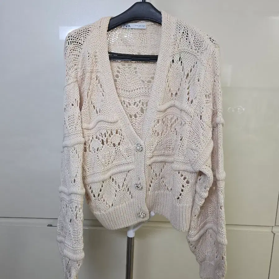 자라 니트 가디건 아이보리 큐빅 단추