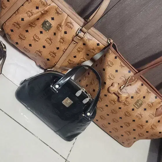MCM 벨트장식 숄더백 각각