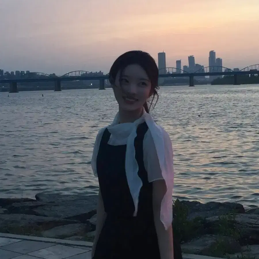 로엠 배색 타이 미니 원피스