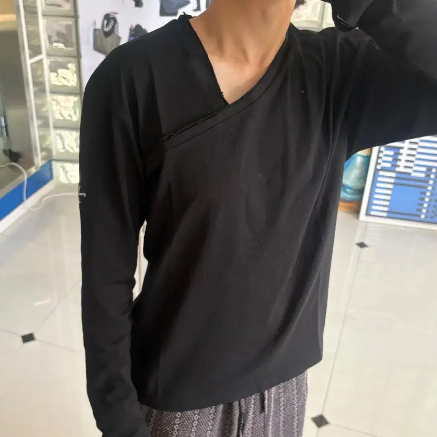 VIE DIT 비에딧 Asym Neckline Top