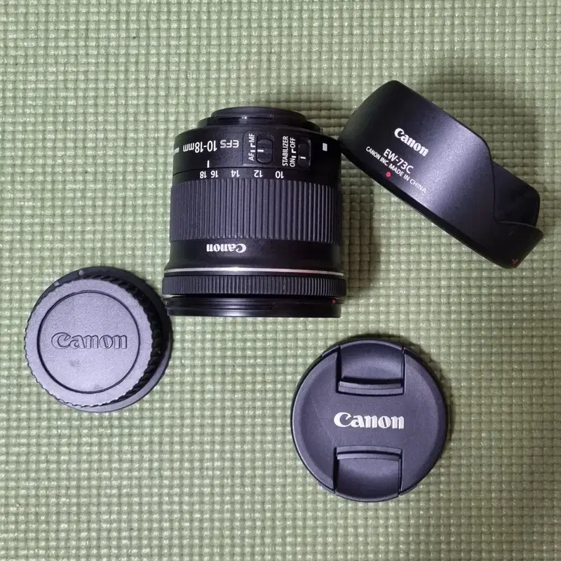 캐논 EF-S 10-18mm 렌즈 EW-73C 후드 포함 판매합니다.