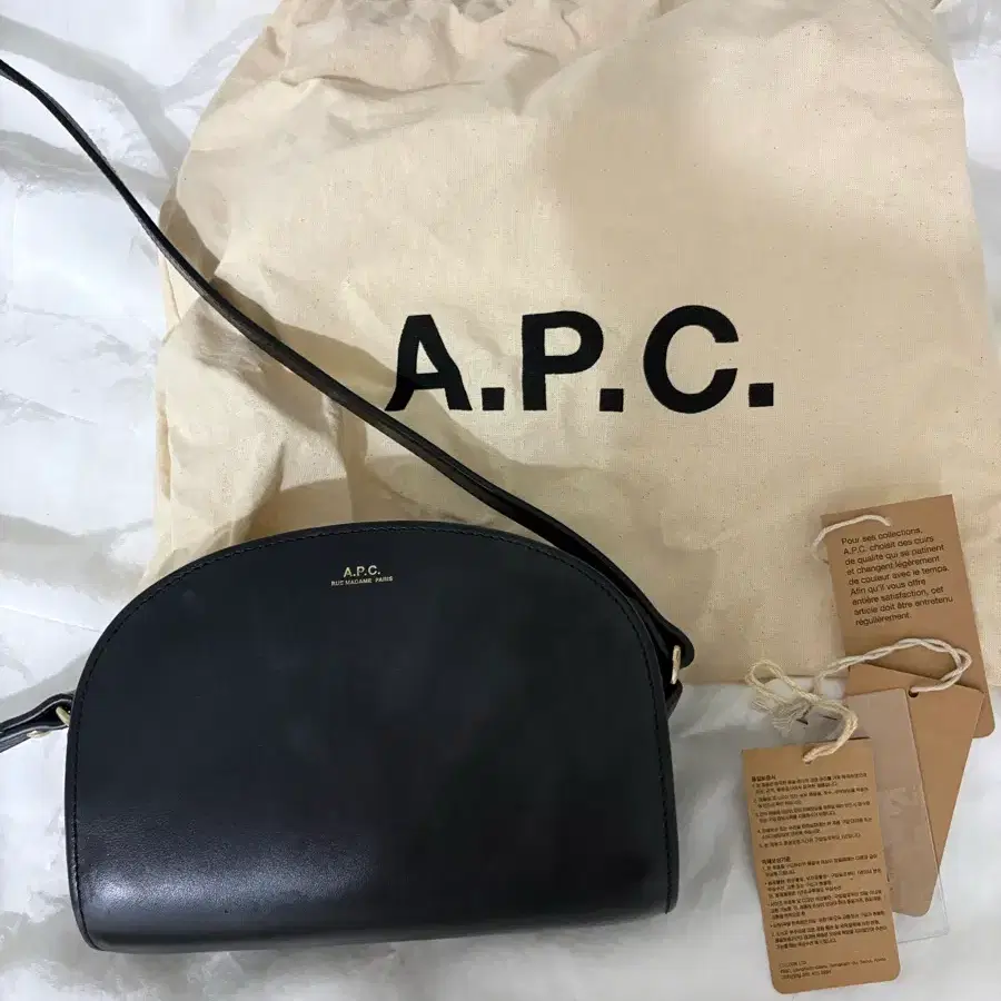 A.P.C. 하프문백 블랙