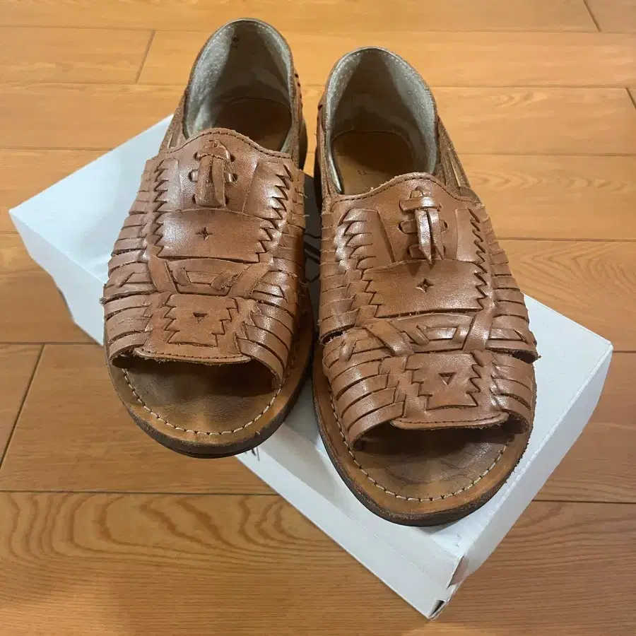 차뮬라 샌들