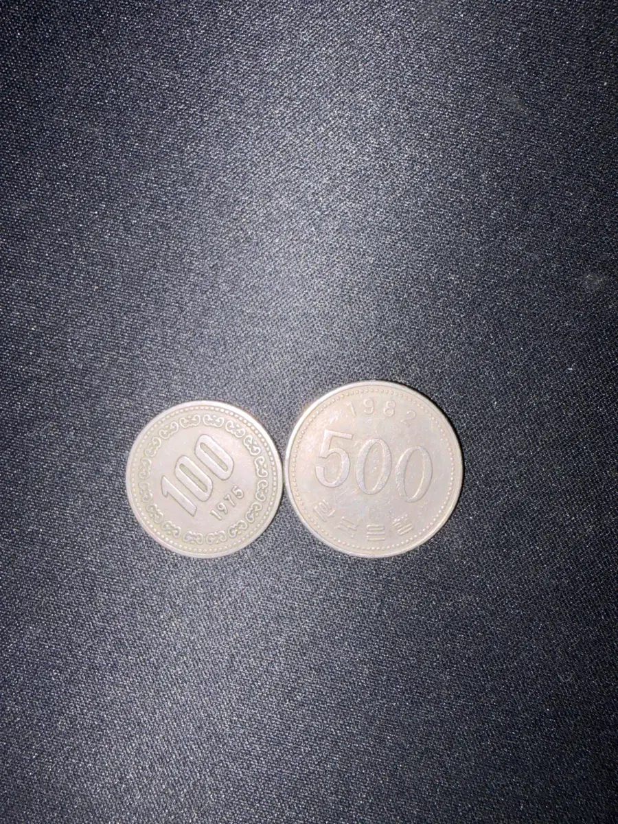 1982년 500원, 1975년 100원 미사용 새거 팝니다.