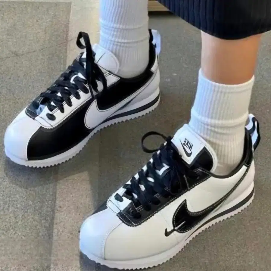 나이키 코르테즈 짝짝이 스우시 블랙 화이트