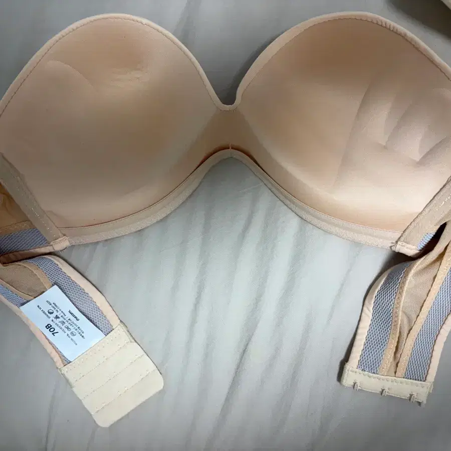 새상품)더잠 누드 스킨색 베이지 끈없는 오프숄더 볼륨업 브라 70B 에이블리 지그재그