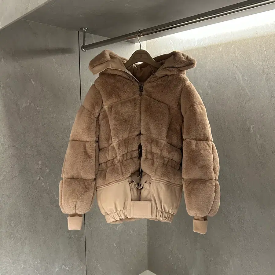 톰포드 폭스 퍼 램스킨 하이넥 다운 자켓