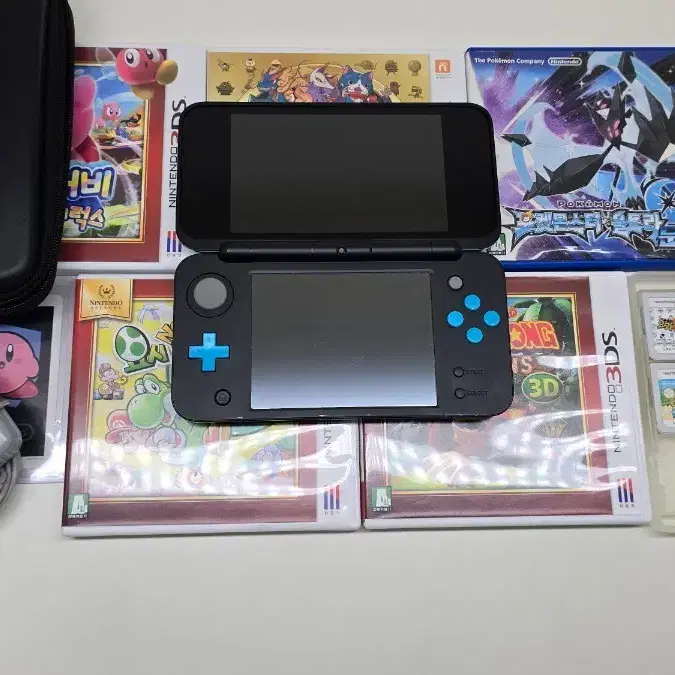 닌텐도 NEW 2DS XL + 3DS 게임 8종 + 가방/충전기/칩케이스 일괄 + 포켓몬 썬 도감 컴플리트