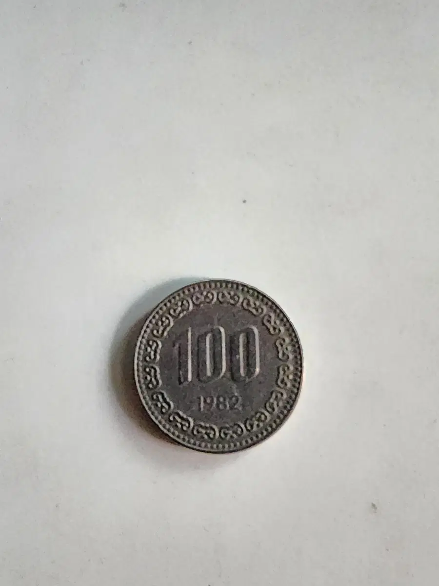 100원짜리:2개 12만원,십원짜리3개 10만원.희귀 동전 판매 시계12개 일괄 2만원입니다.
