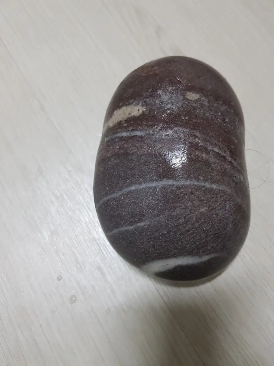 특이모양의자주색흰줄무늬수석