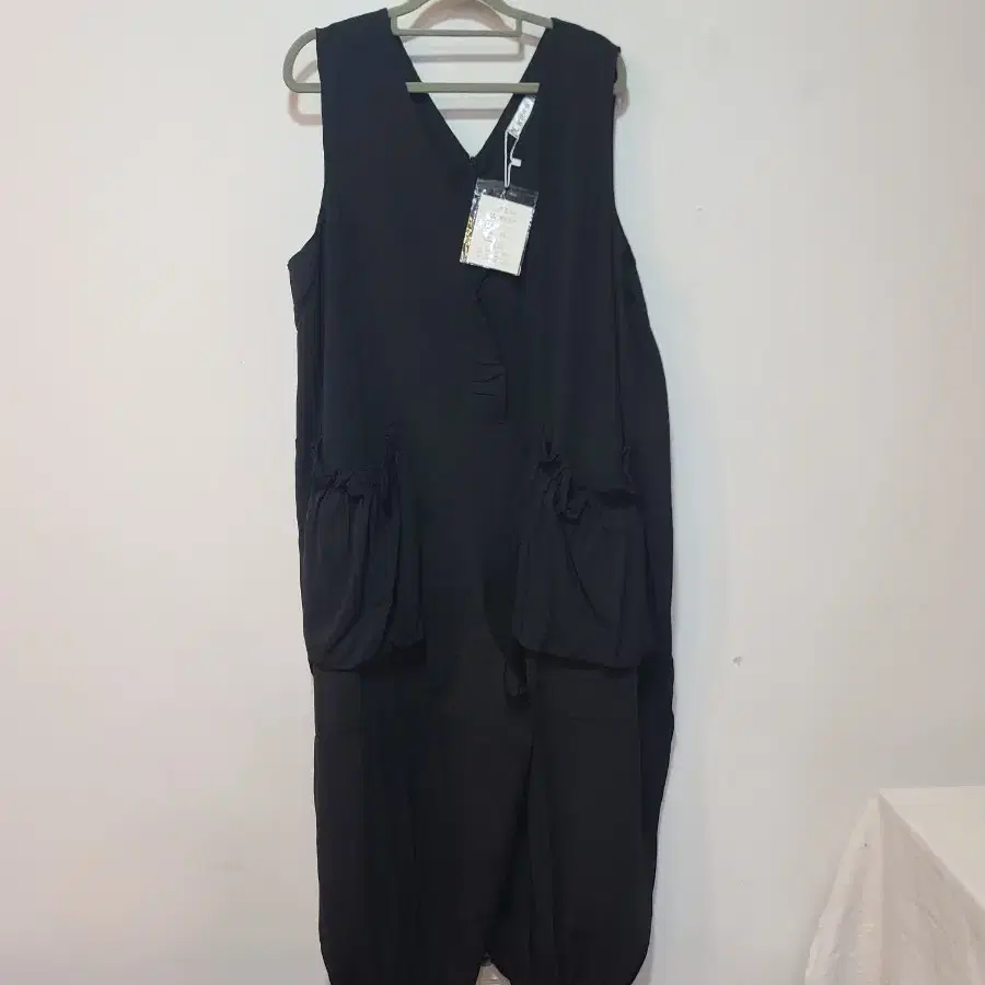 플랙 블랙 점프수트 끈 조절 포켓