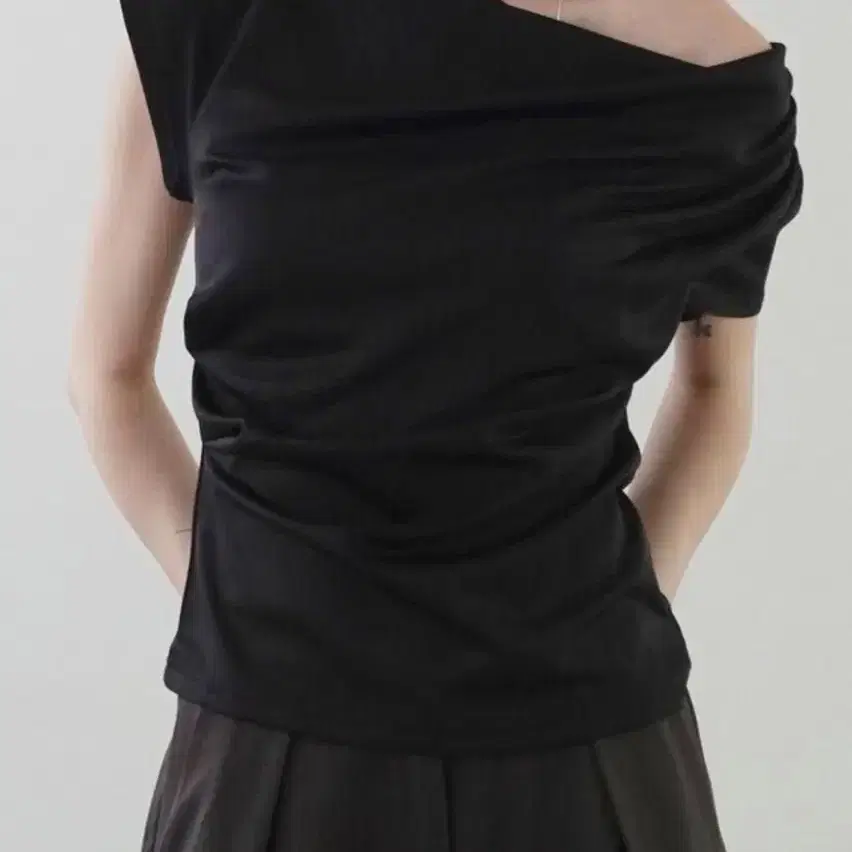 아델리오 mone drape blouse 블랙 컬러
